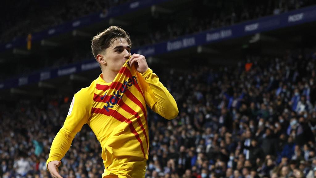 Gavi celebra su gol con el Barça besando el escudo antes de ser anulado