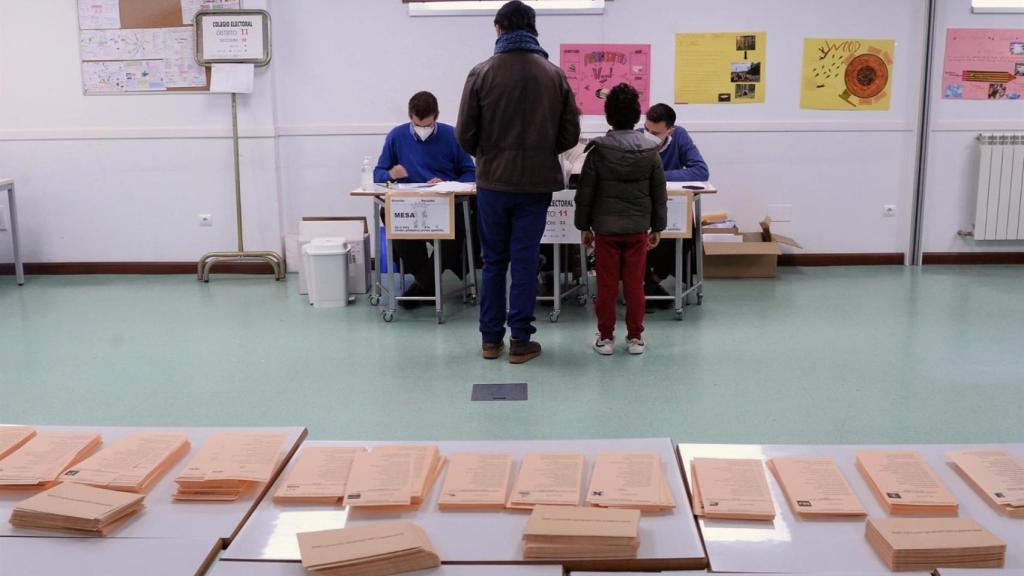 Un colegio electoral de Castilla y León en la mañana de este domingo.