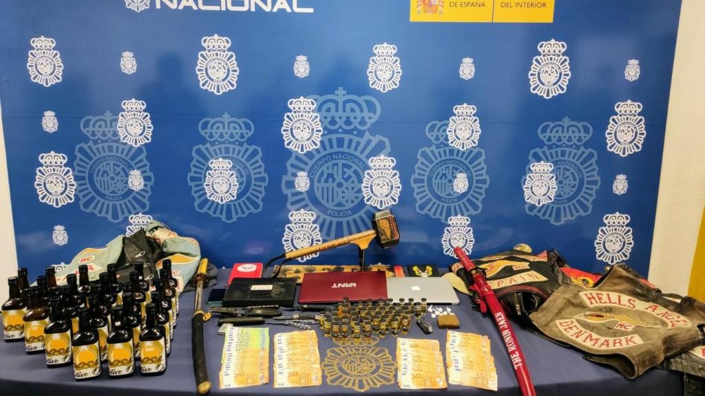 Objetos incautados en la detención.