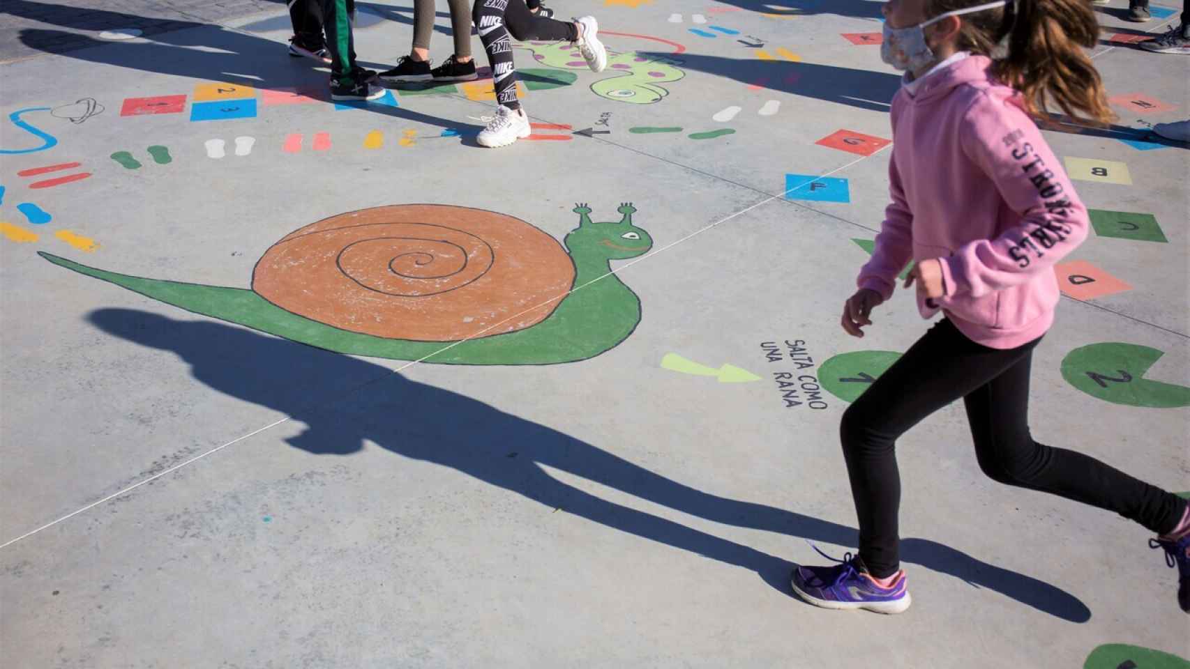 Una alumna juega en el patio de un centro educativo andaluz.