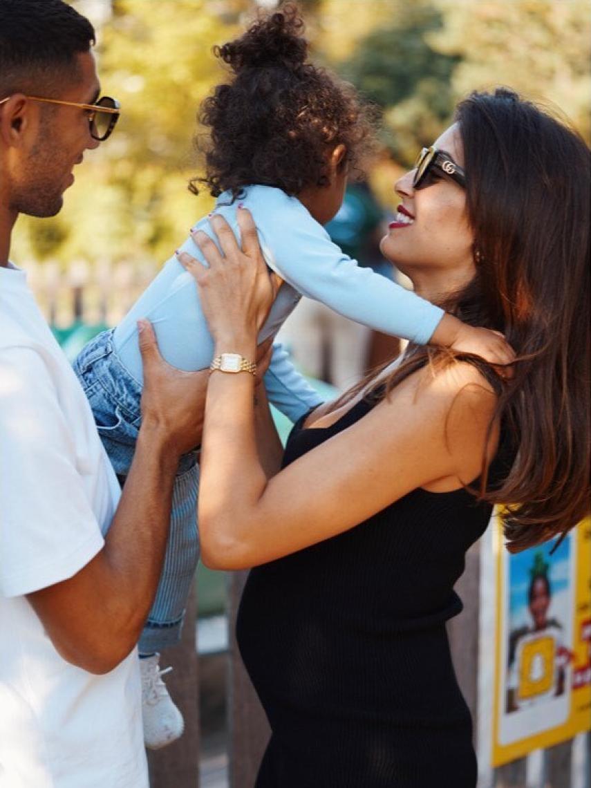 Achraf Hakimi e Hiba Abouk con su hijo Amín.