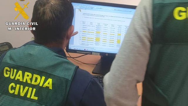 Los agentes de la Guardia Civil durante la investigación