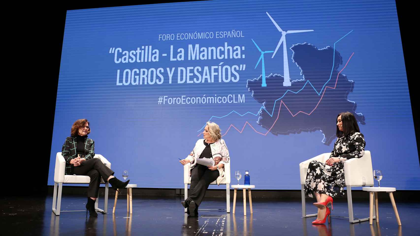 La exvicepresidenta Carmen Calvo (i), la periodista Esther Esteban (c) y la vicepresidenta de EL ESPAÑOL, Cruz Sánchez de Lara (d), conversan sobre feminismo.