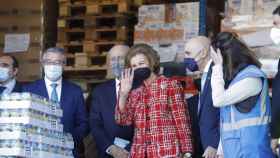 La reina Sofía visita las instalaciones de Bancosol en Málaga.
