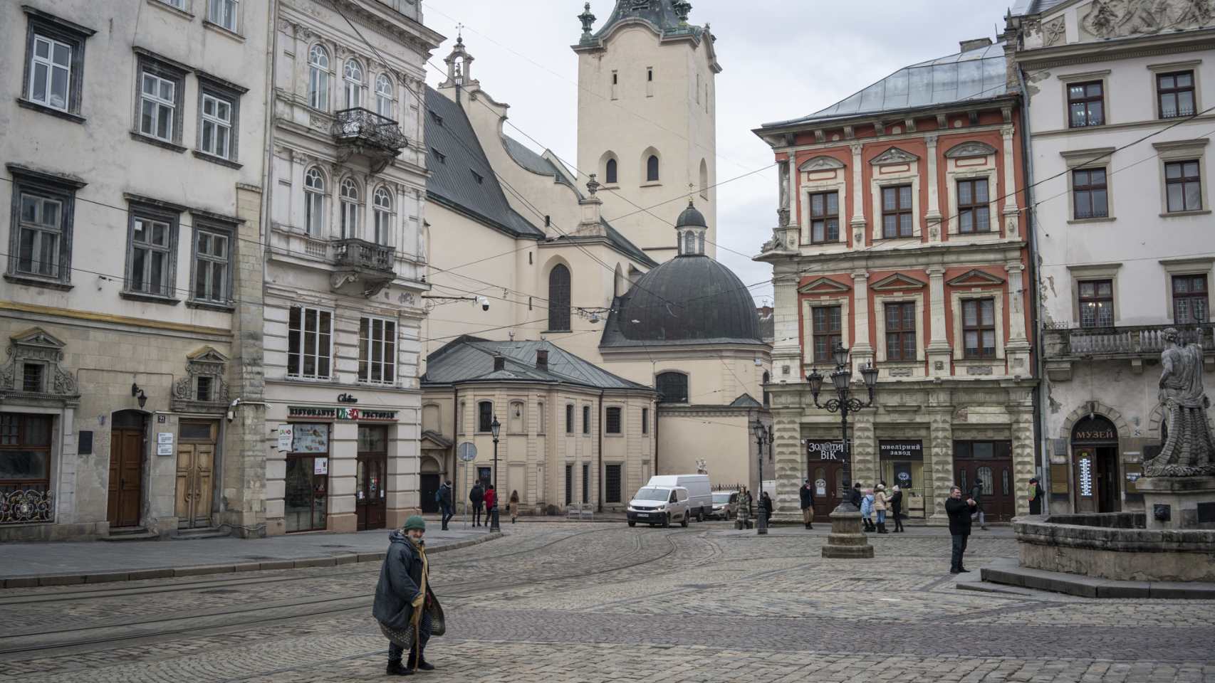 Una señora pasea por la Plaza del Mercado de Lviv, donde se haya el bar secreto Kryjivka