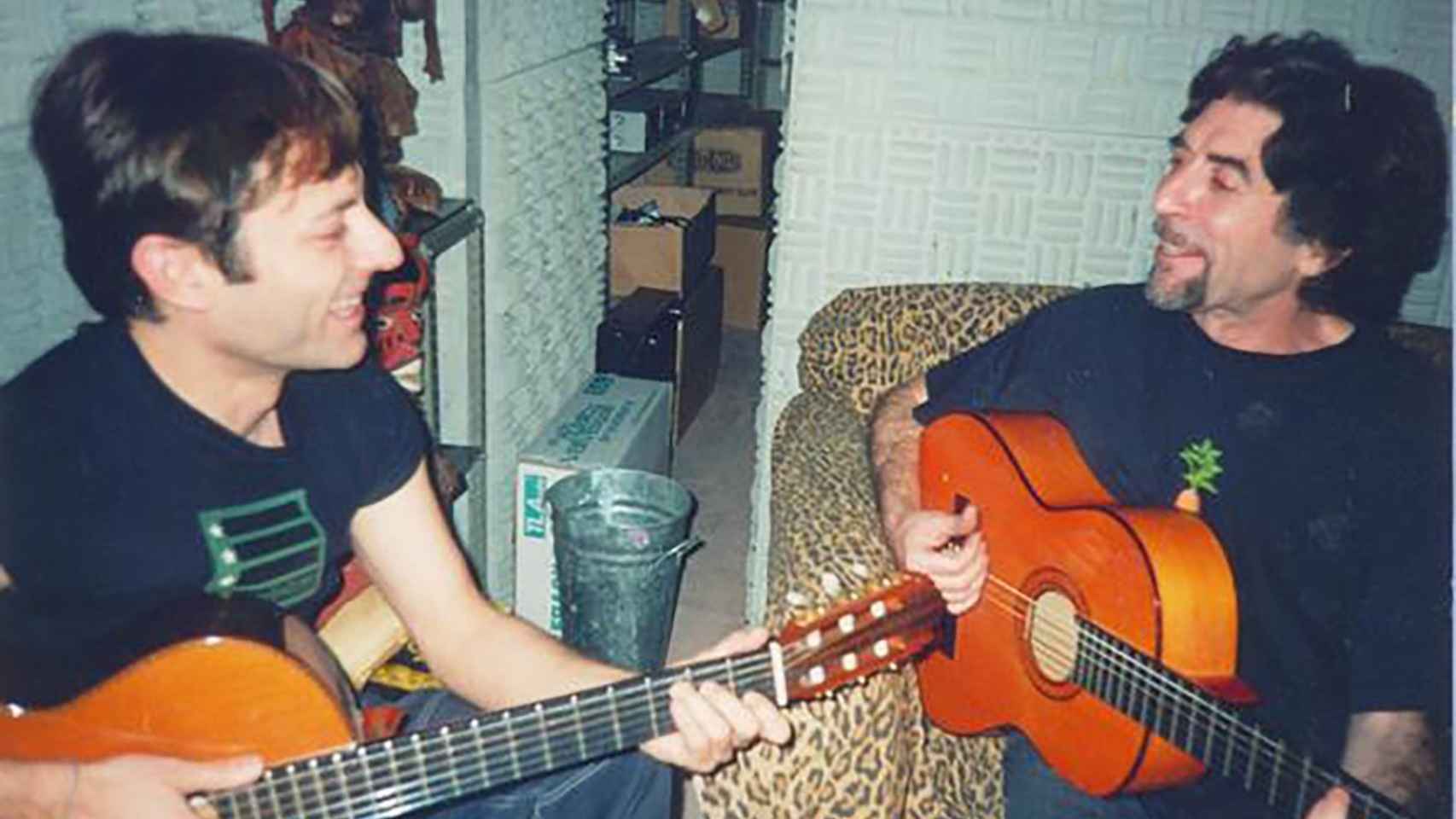 Joaquín Sabina y Julio Sánchez tocando la guitarra juntos.