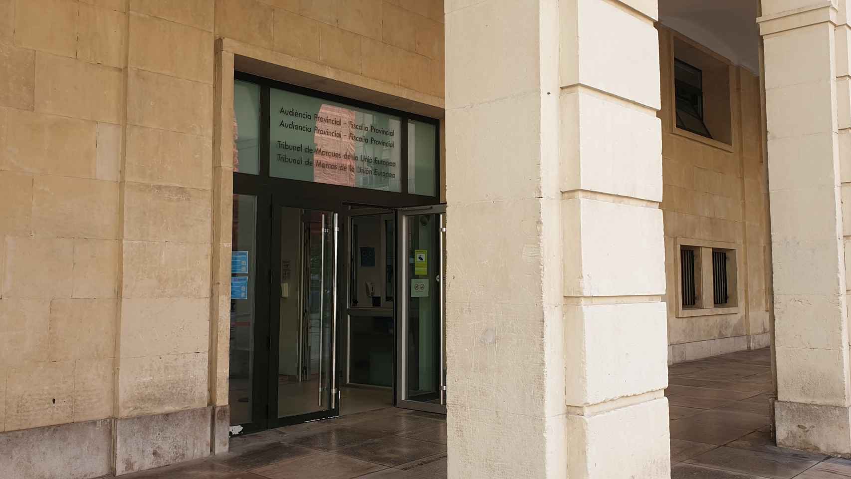 La Audiencia de Alicante condena a dos años de prisión al joven de 22 que admitió la distribución de material pornográfico infantil.