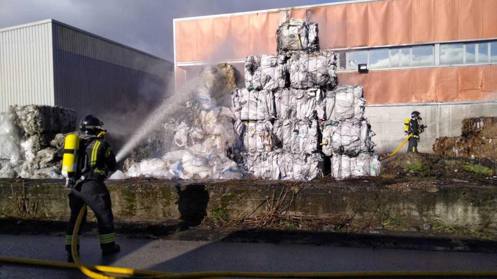 Los bomberos de Ponferrada acudieron a sofocar el incendio