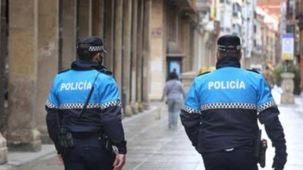 Imagen de archivo de dos agentes de la Policía Local de Palencia.