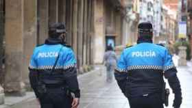 Imagen de archivo de dos agentes de la Policía local de Palencia