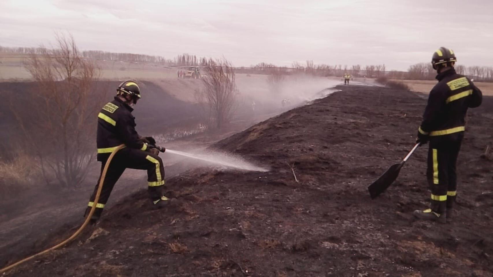 Los Bomberos de Medina de Rioseco actuando en el lugar. Fotografía: Bomberos de Diputación