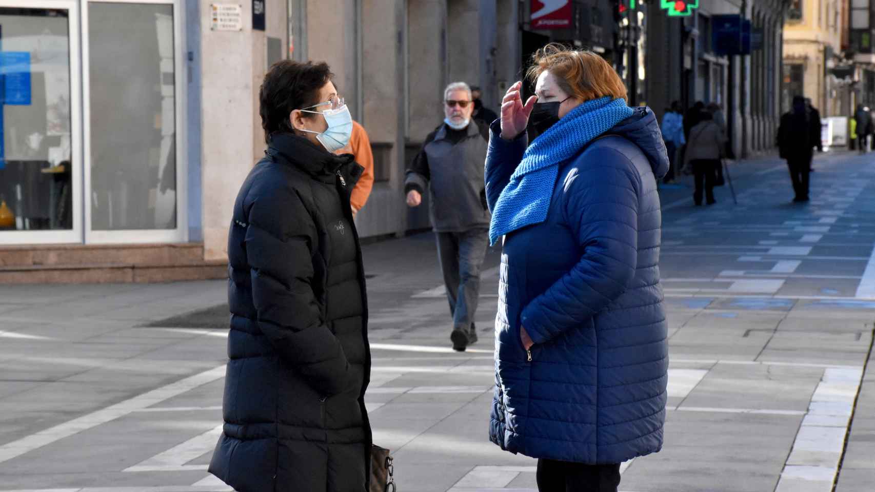 Dos mujeres charlan en Santa Clara con la mascarilla puesta en exterior