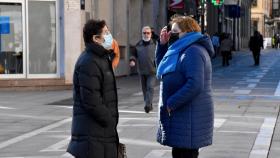 Dos mujeres charlan en Santa Clara con la mascarilla puesta en exterior