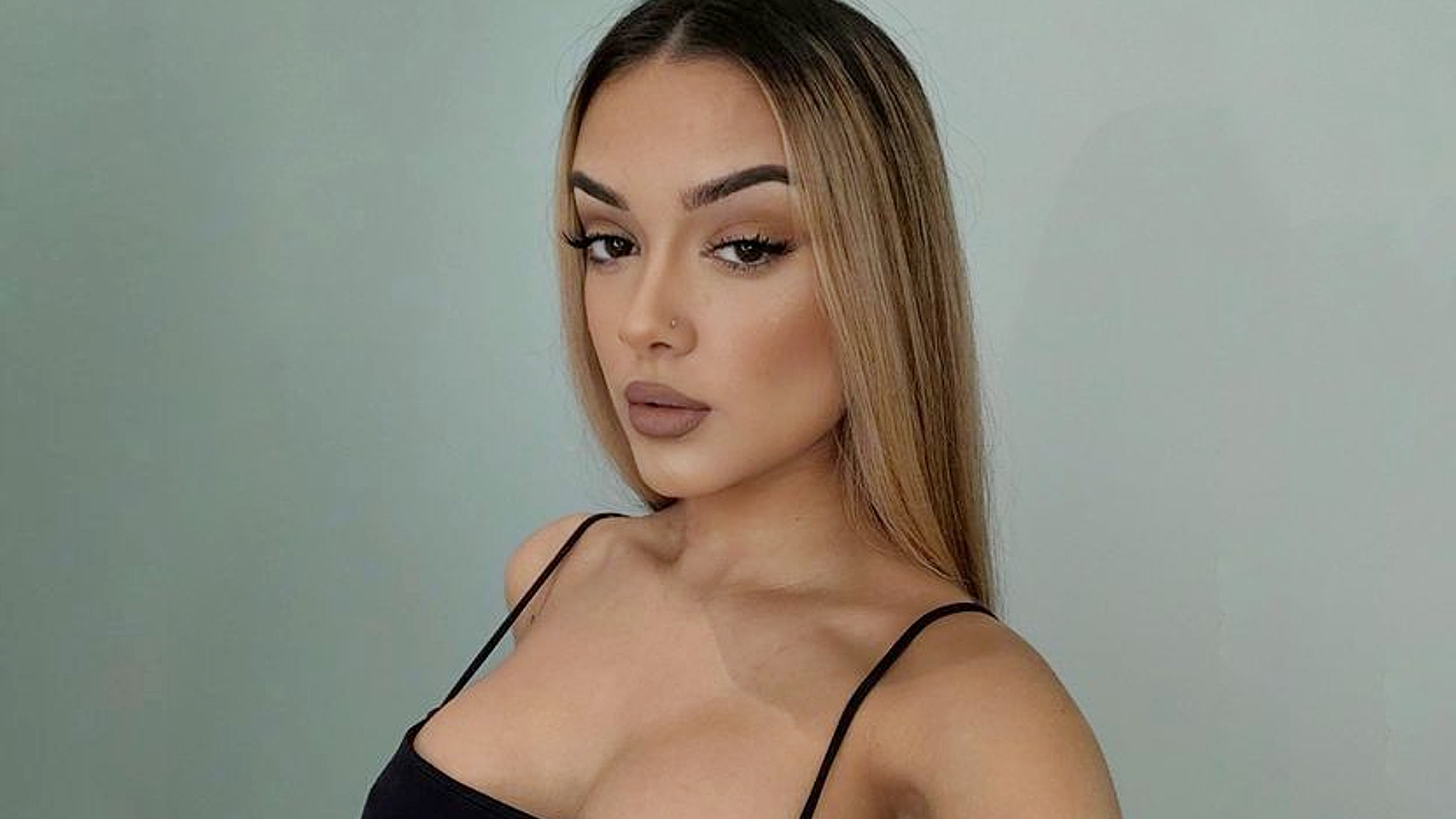 Desvelamos el diseñador fetiche de Julia Janeiro.