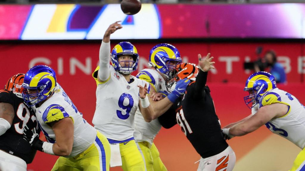 Matthew Stafford durante una acción de la Super Bowl LVI entre Rams y Bengals