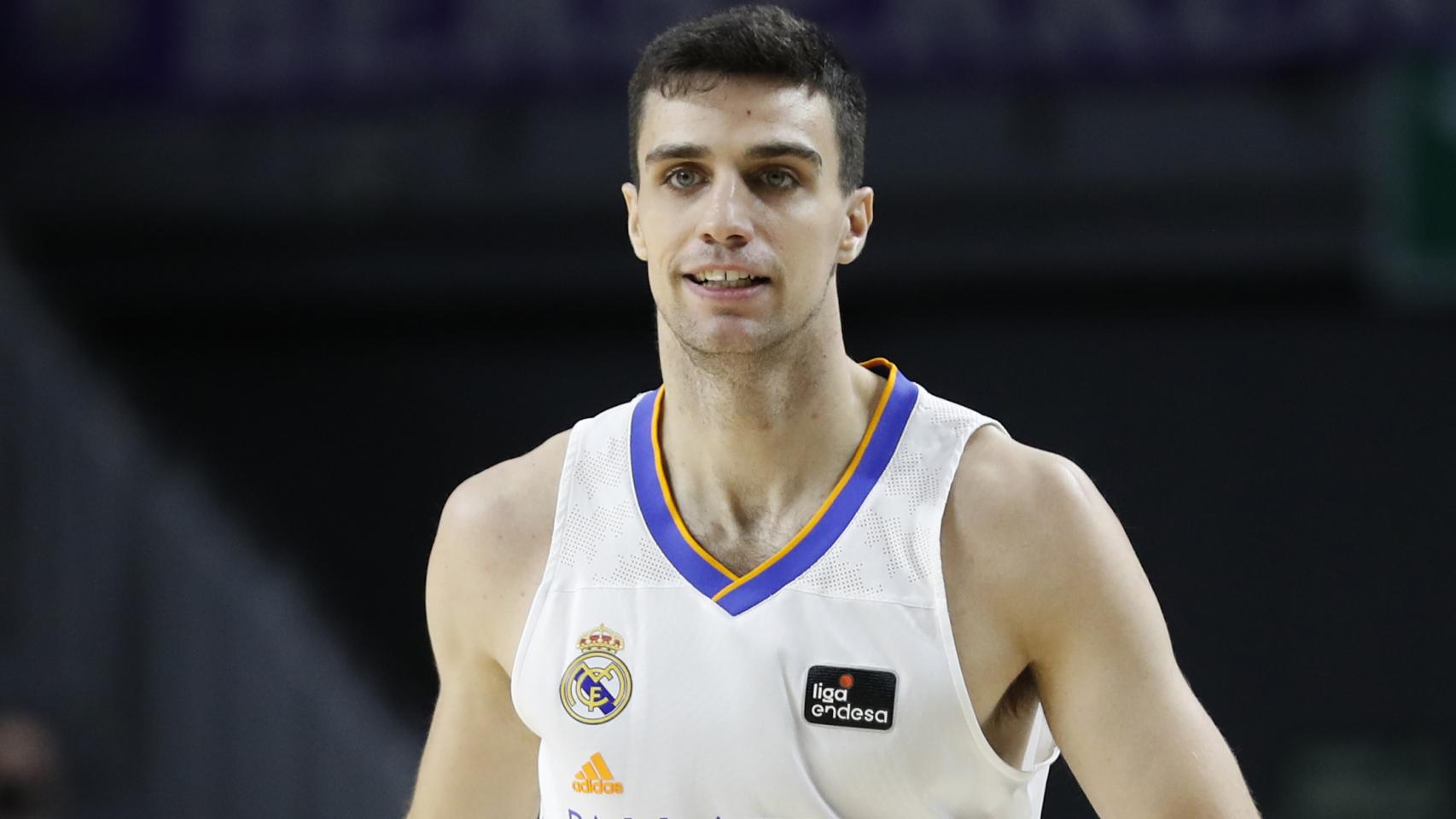 Carlos Alocén durante un partido con el Real Madrid