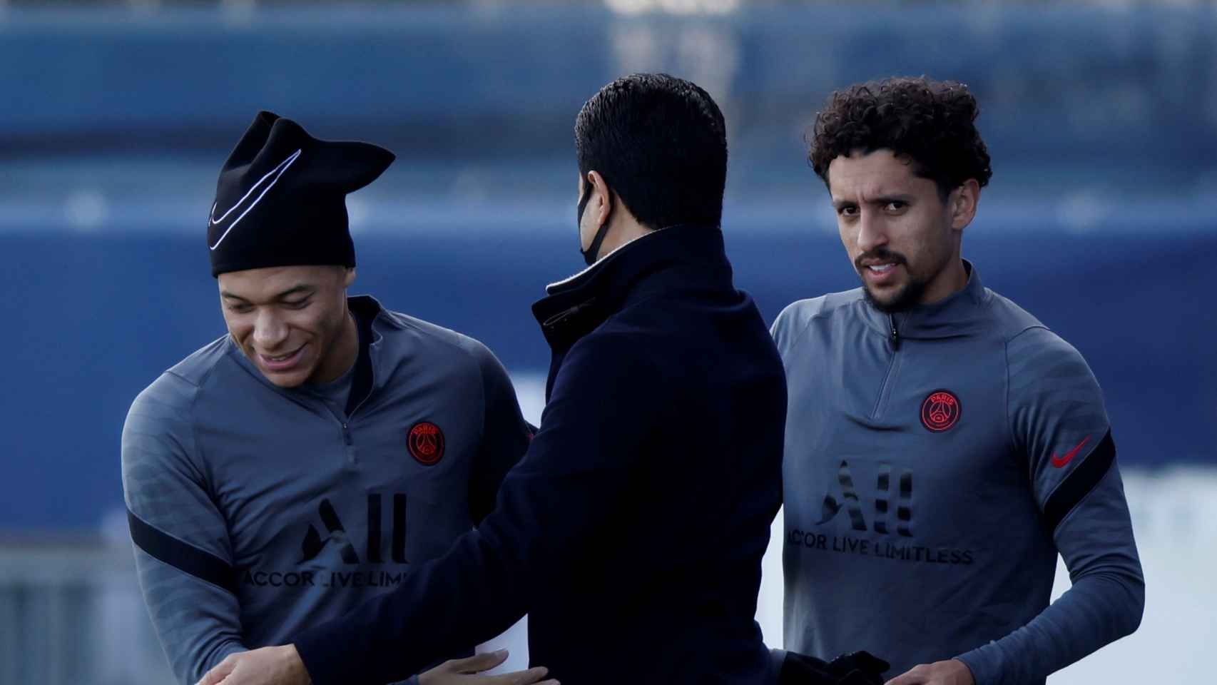 Kylian Mbappé, Nasser Al-Khelaifi y Marquinhos, en un entrenamiento.