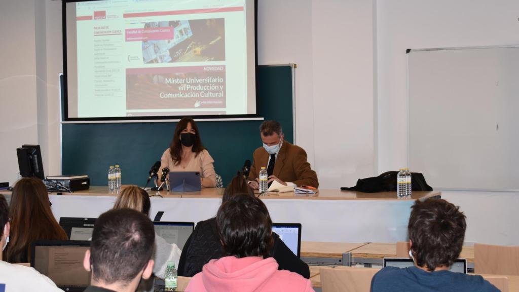 Blanca Fernández, consejera de Igualdad y portavoz del Gobierno regional, en la Facultad de Periodismo de Cuenca