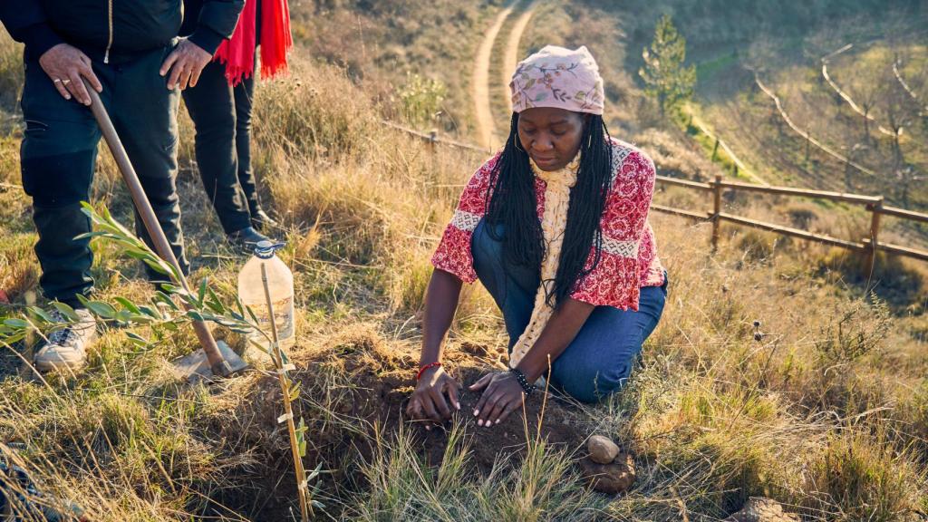 Gloria Bermúdez trabajando en la tierra.