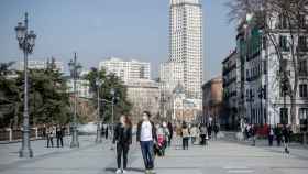 Españoles caminan sin mascarilla en ciudades.