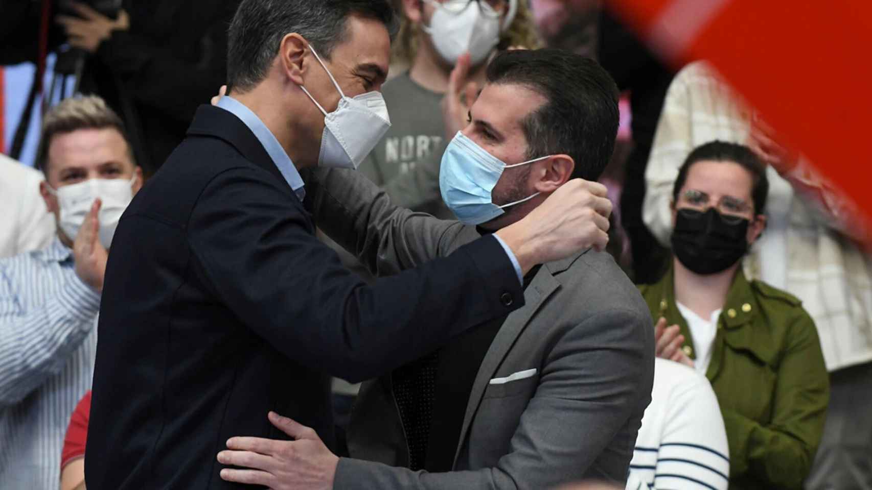 Pedro Sánchez abraza a Luis Tudanca, candidato derrotado del PSOE en Castilla y León.