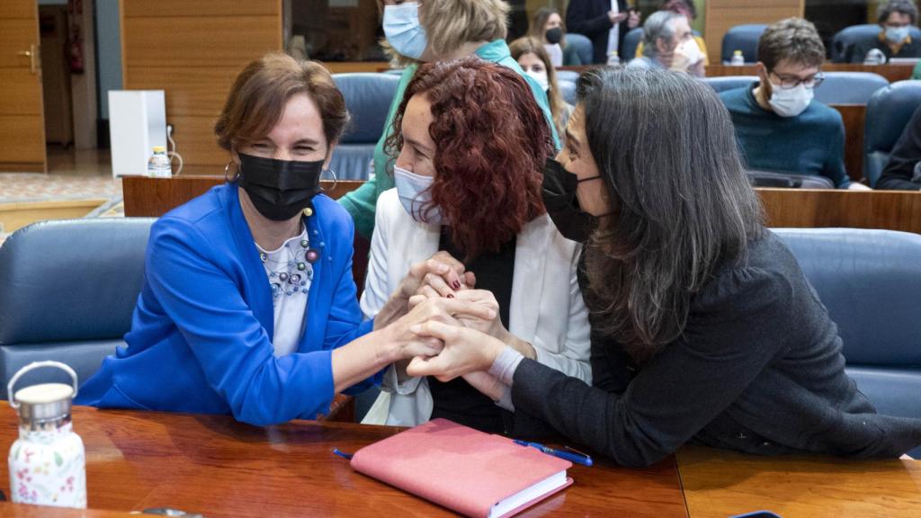 (I-D) La portavoz del Grupo Parlamentario de Más Madrid, Mónica García, y la diputada de Más Madrid, María Pastor Valdés, se dan la mano en un pleno de la Asamblea de Madrid.