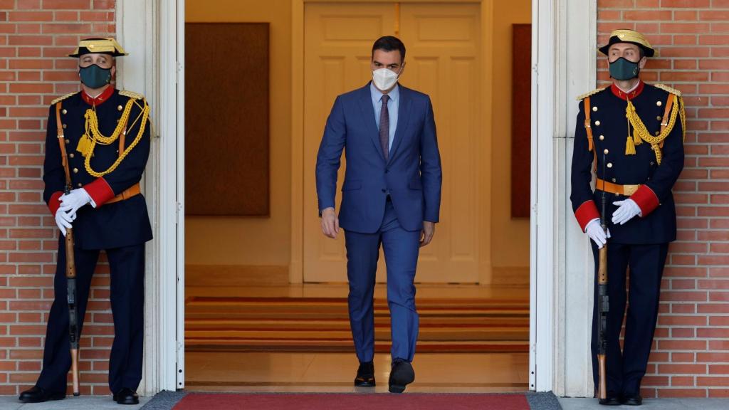 Pedro Sánchez, presidente del Gobierno, en la fachada principal de Moncloa.