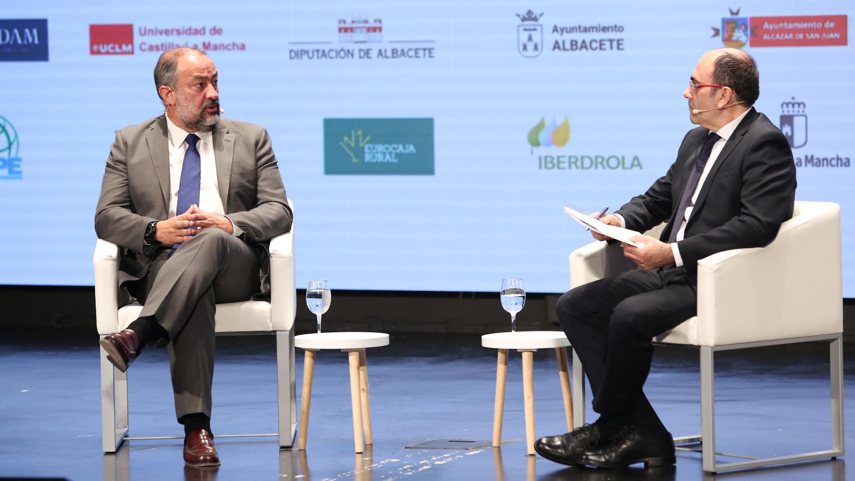 José Julián Garde López-Brea, rector de la Universidad de Castilla-La Mancha, durante su conversación con Eusebio Cedena, director de EL ESPAÑOL-El Digital Castilla-La Mancha, en la primera jornada del Foro Económico Español 'Castilla-La Mancha: logros y desafíos'.