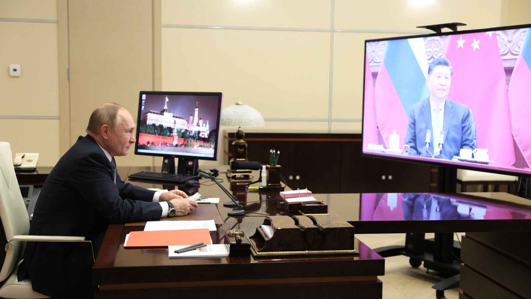 El presidente ruso, Vladimir Putin, conversa con el presidente chino,  Xi Jinping, en diciembre de 2021.