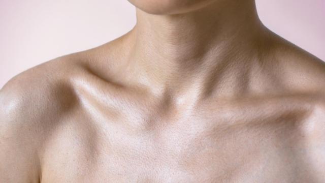 La piel del escote y del cuello es la más frágil del cuerpo.