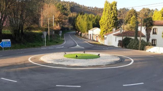 Rotonda de acceso a Santa Marta de Babío, en Bergondo.