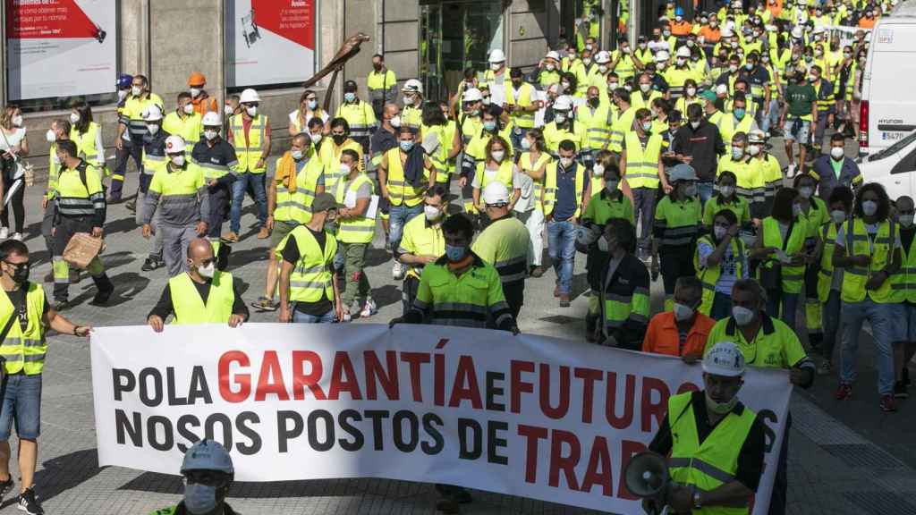 Varios trabajadores de Ence recorren las calles con una pancarta para protestar contra el cierre de la pastera de Lourizán, a 11 de agosto de 2021, en Pontevedra.