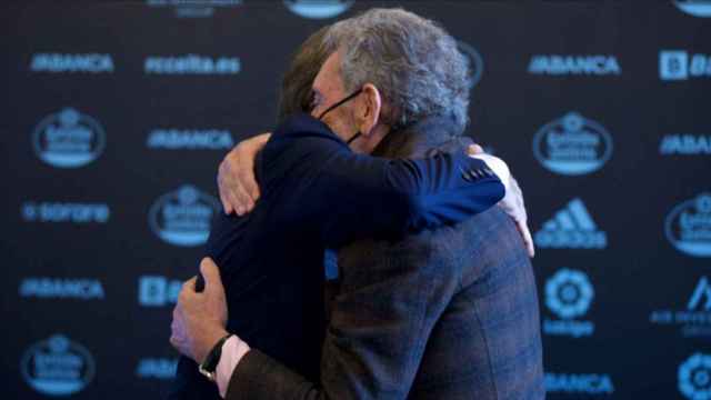 Carlos Mouriño y Felipe Miñambres se abrazan al final de la rueda de prensa.