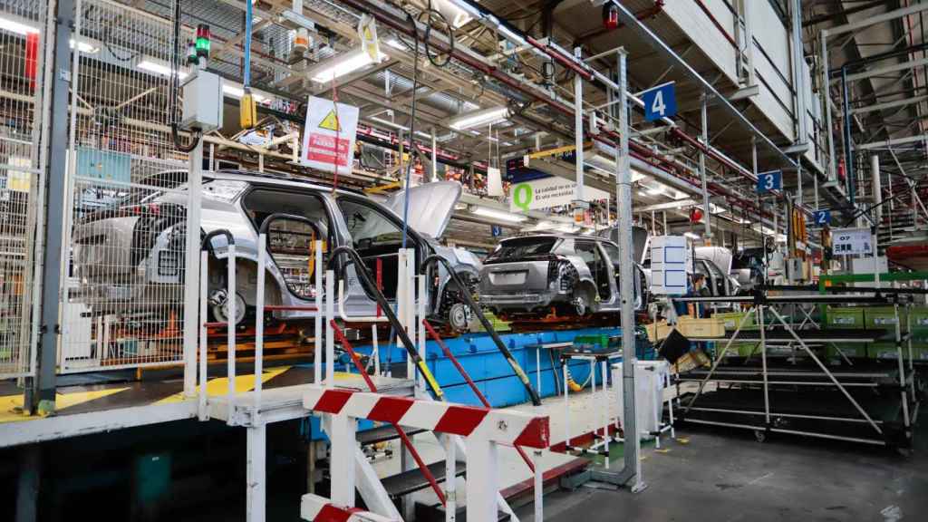 Varios vehículos en la fábrica de Stellantis en Vigo.