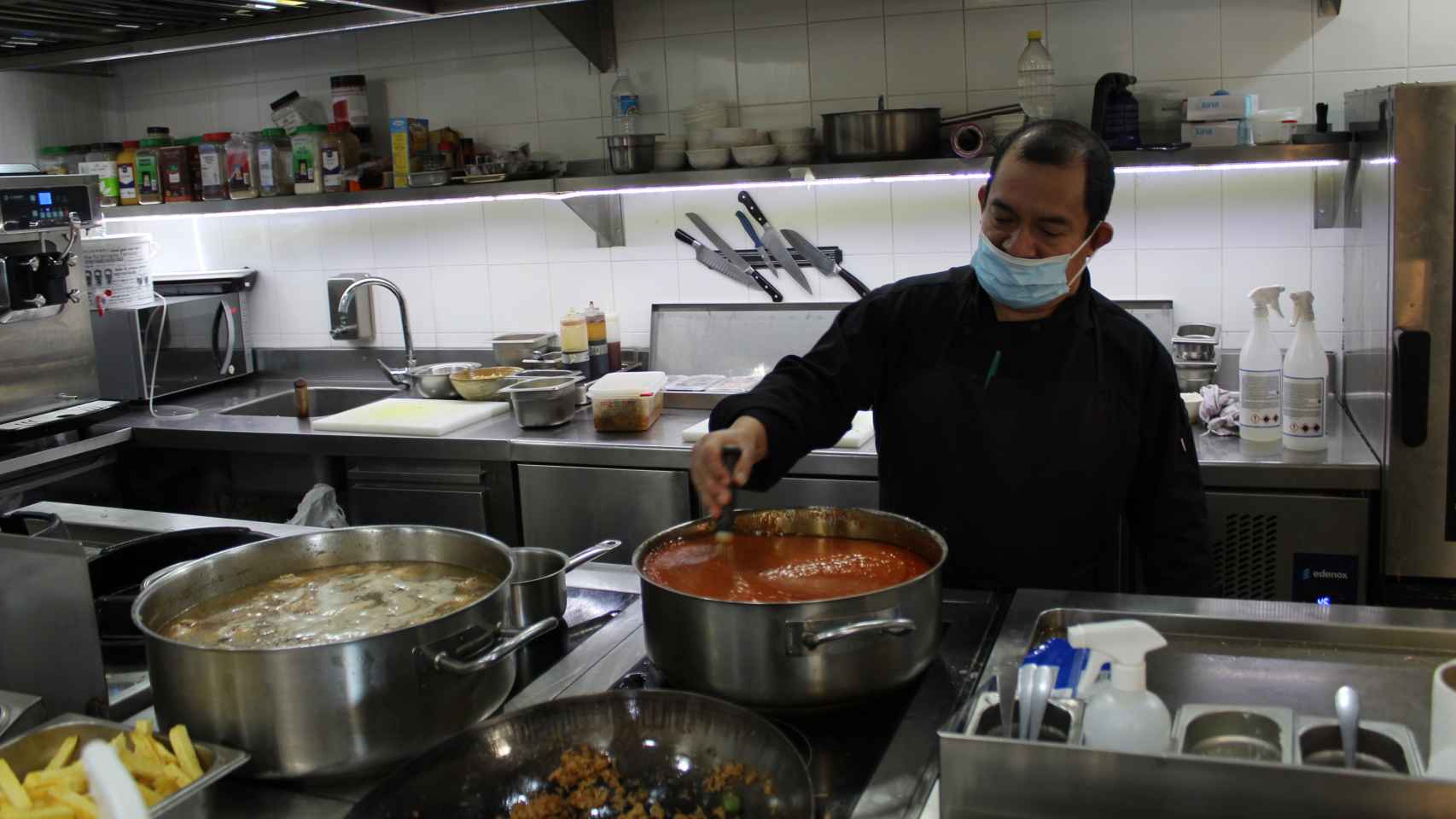 El chef Segundo Saavedra preparando las salsas con ingredientes propios usadas en El Hood.