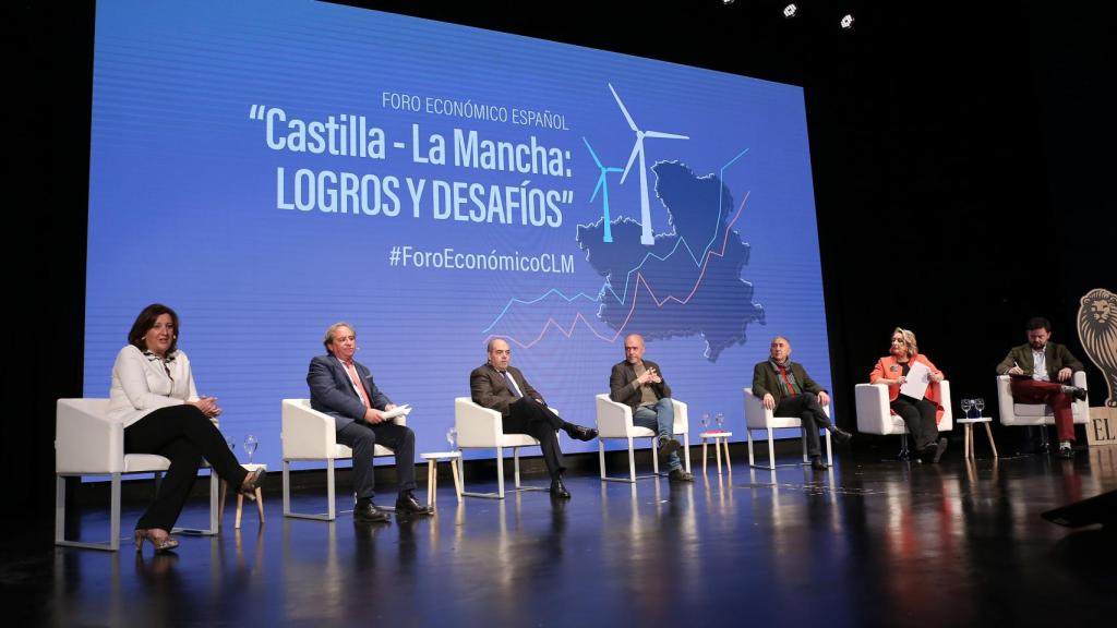 Patricia Franco, consejera de Economía, Empresas y Empleo de Castilla-La Mancha; Ángel Nicolás, presidente de Cecam; Lorenzo Amor, presidente de ATA;  Unai Sordo, secretario general de CCOO ; Pepe Álvarez, secretario general de UGT ; Esther Esteban, sther Esteban, presidenta ejecutiva de EL ESPAÑOL-El Digital CLM, y Arturo Criado, subdirector de EL ESPAÑOL-Invertia.