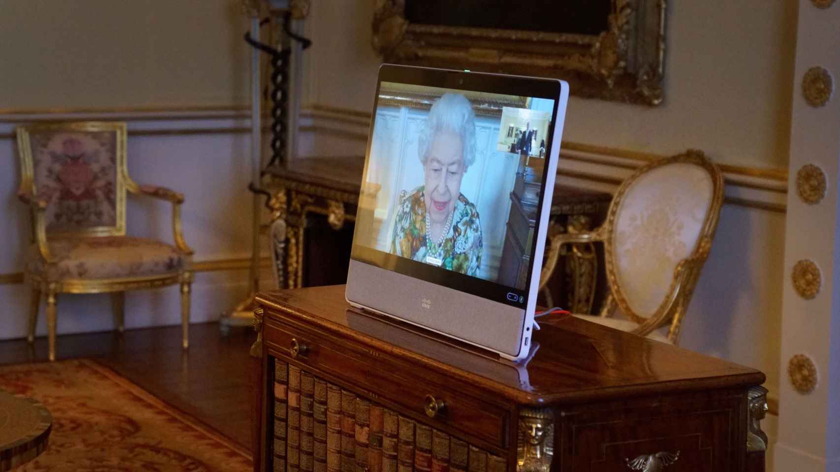 La reina Isabel II en una videollamada desde el castillo de Windsor en conexión con Buckingham.