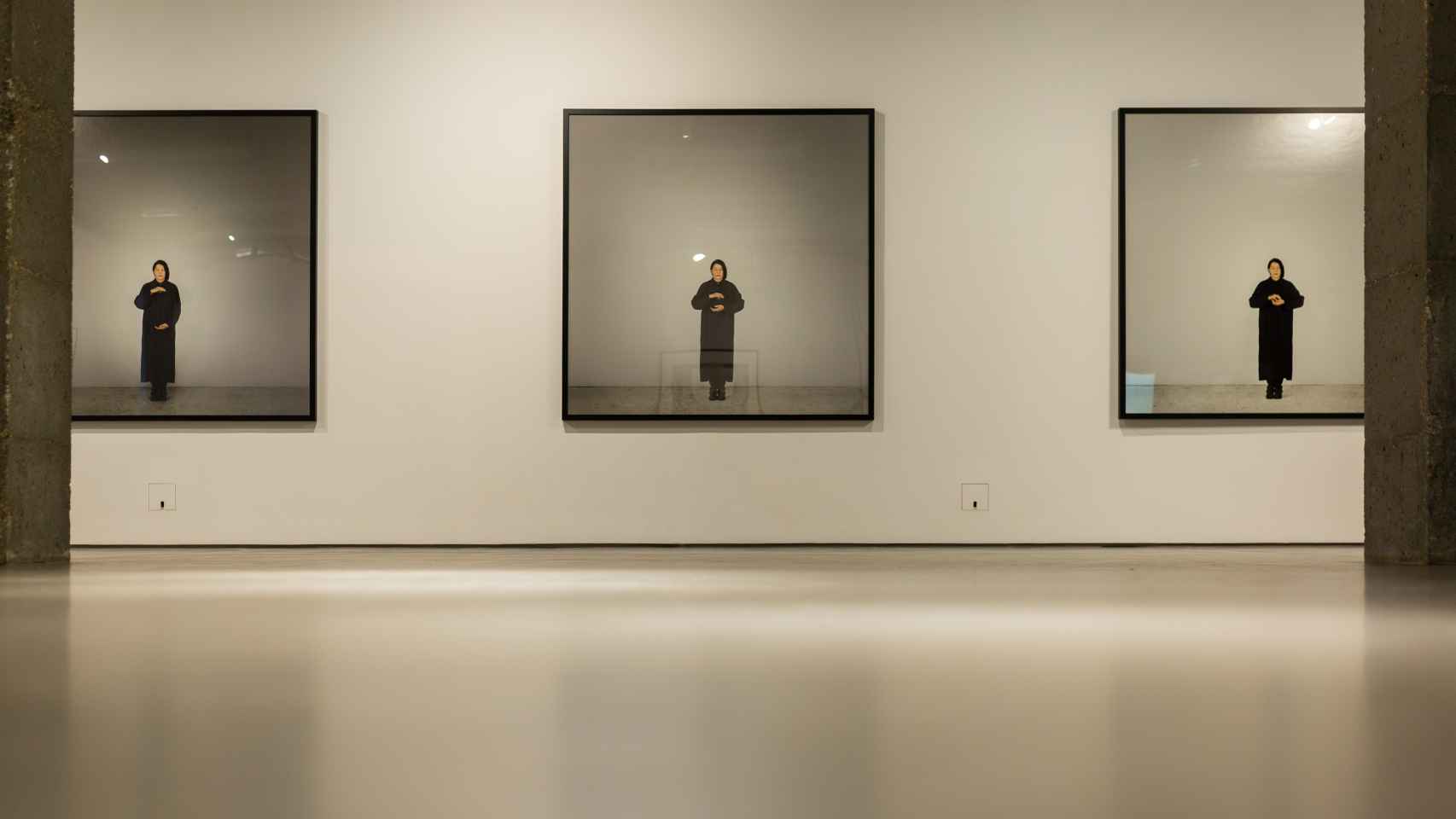 Vista de la exposición con imágenes de 'Holding Emptiness'. Foto: José Carrillo