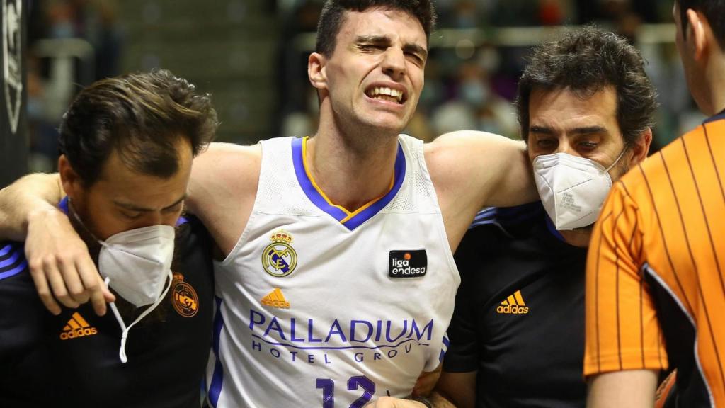 Carlos Alocén se retira lesionado del Unicaja - Real Madrid