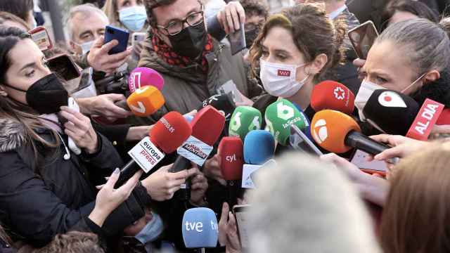 La presidenta de la Comunidad de Madrid, Isabel Díaz Ayuso, entre una nube de periodistas a su llegada al Comité Nacional del PP