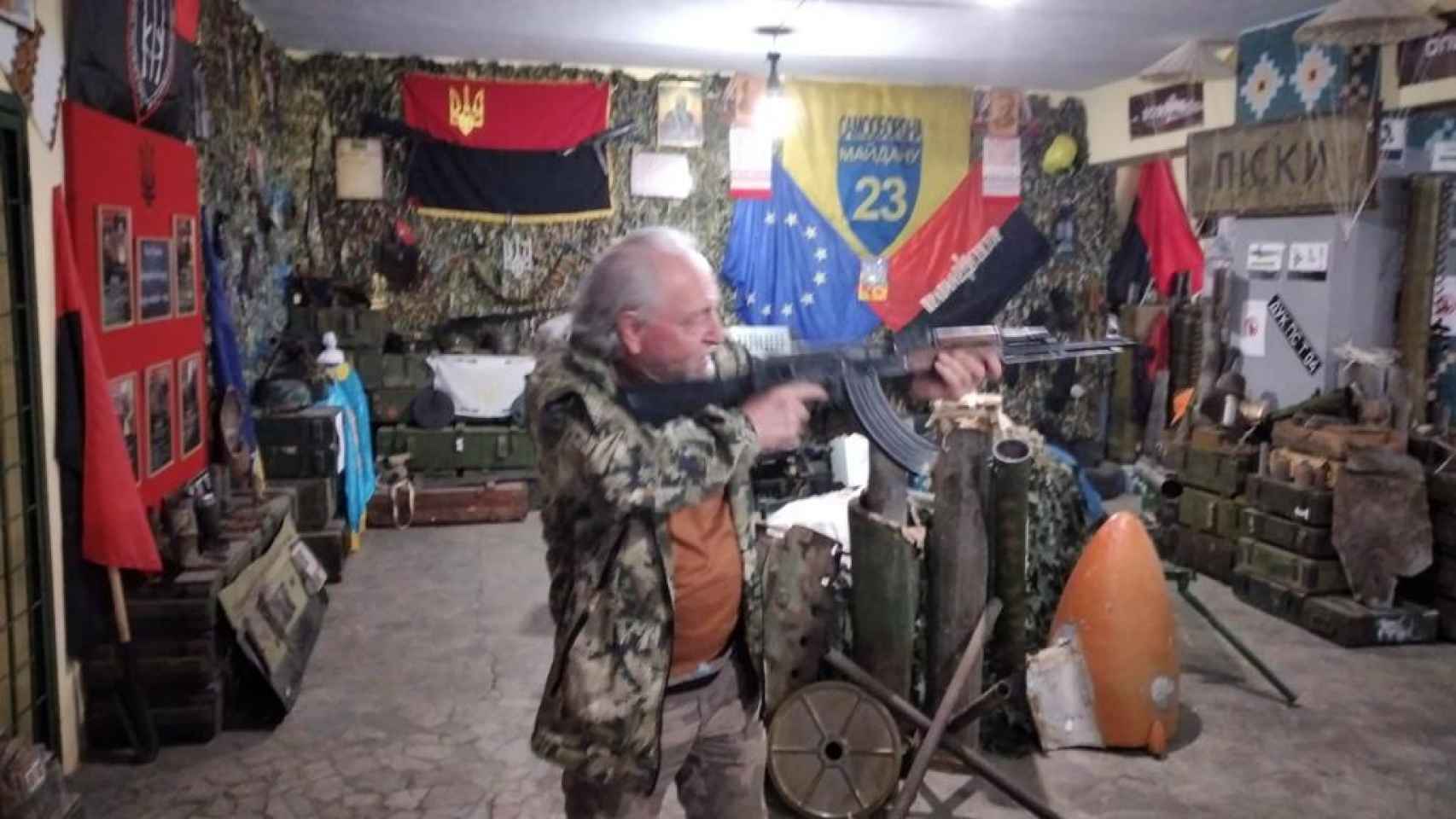 Mario colabora con las milicias ucranianas y tiene experiencia en el uso de armas.