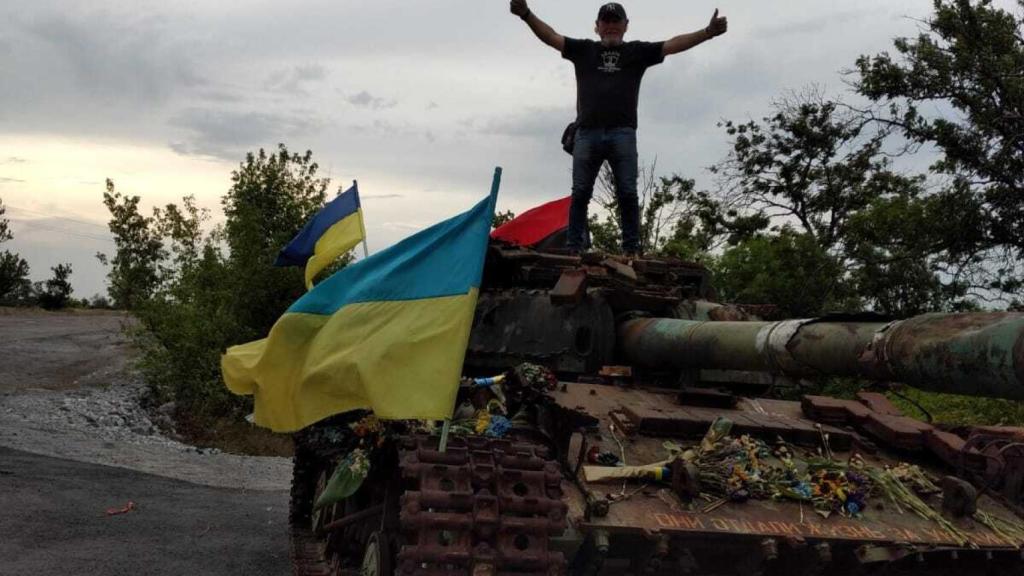 Mario subido a un tanque de combate.