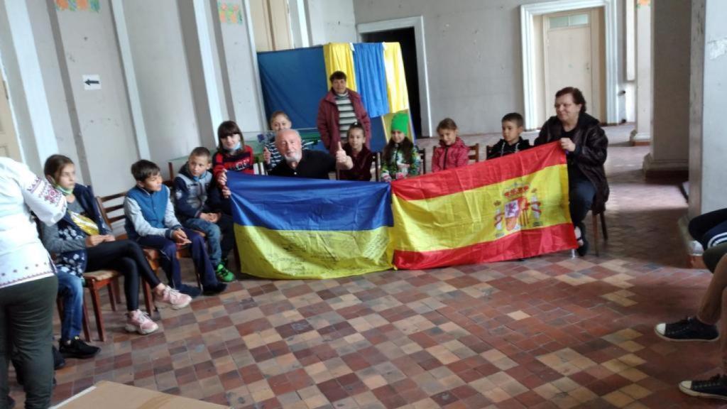 Mario con el centro de menores en el que colabora.