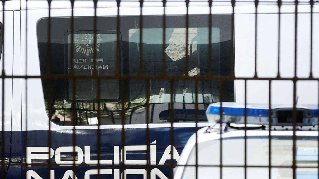 Momento en el que el parricida de Elche entra en el furgón de Policía tras declarar, este domingo.