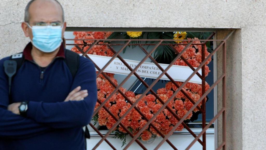 El féretro del hermano menor sale de la iglesia hacia el cementerio en el funeral celebrado el lunes en Elche.