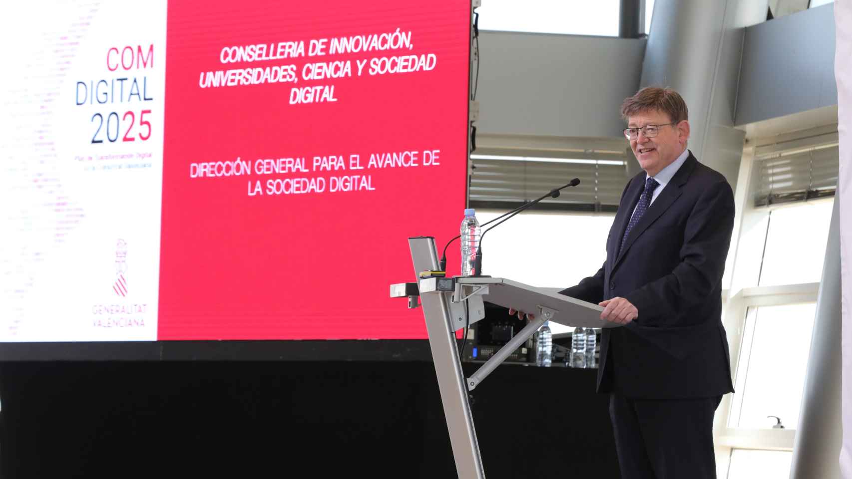 El presidente de la Generalitat, Ximo Puig, durante sus anuncios en materia digital.