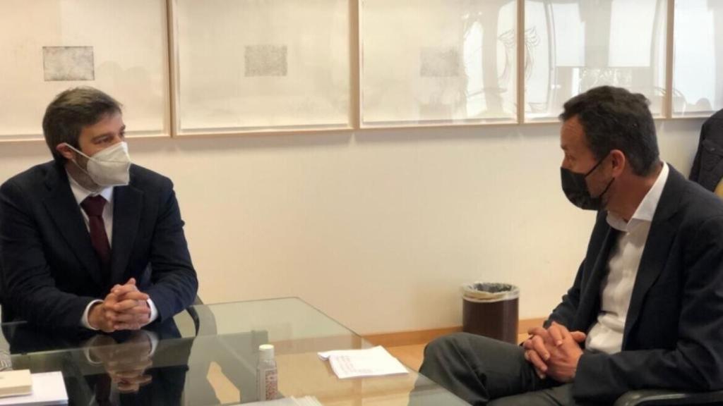 El alcalde de Elche, Carlos González, en una entrevista en Madrid con el director general de Bellas Artes, Isaac Sastre.