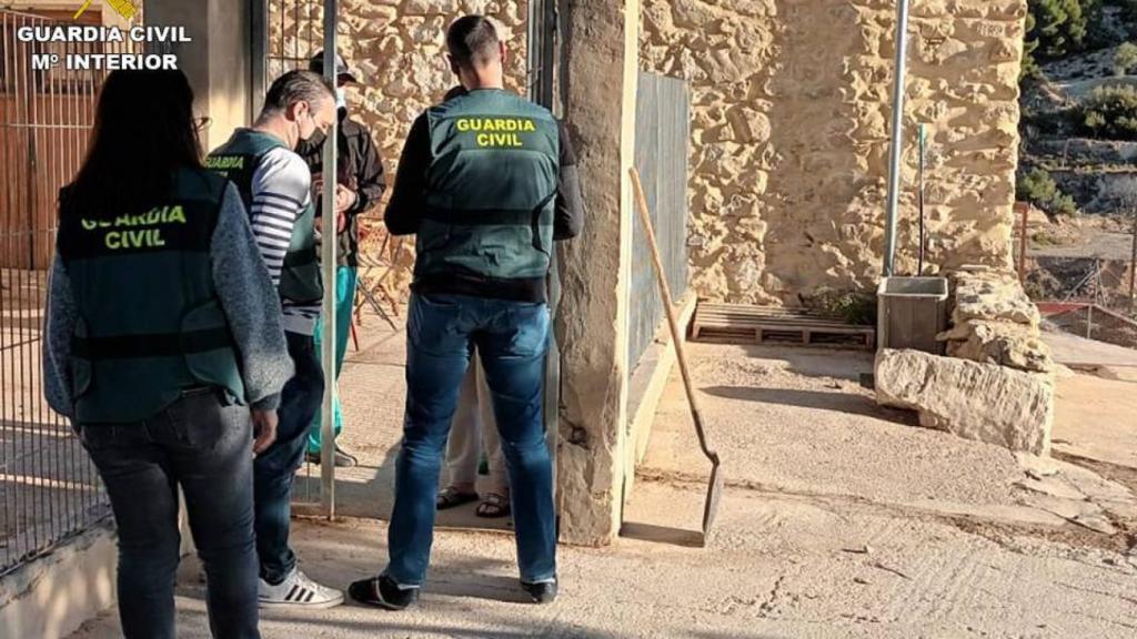 La Guardia Civil en la finca de Torremanzanas donde se detuvieron  a los presuntos autores.