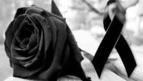 Rosa negra y crespón negro