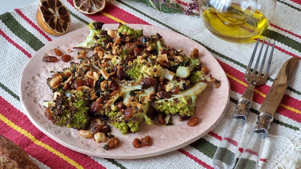 Romanesco asado con frutos secos, una verdura con muchísimas propiedades